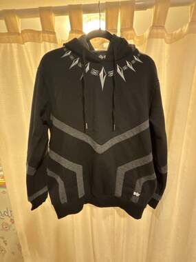The Souled Store Marvel Black Panther The Suit Printed Hooded Sweatshirt